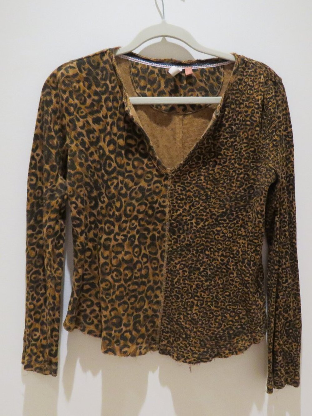 ANTHROPOLOGIE PILCRO Split Neck Waffle Leopard Print Top Small Mob Wives Casual - Picture 2 of 12